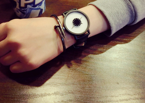 Minimalist Couple Watches Black & White – A Timeless Connection